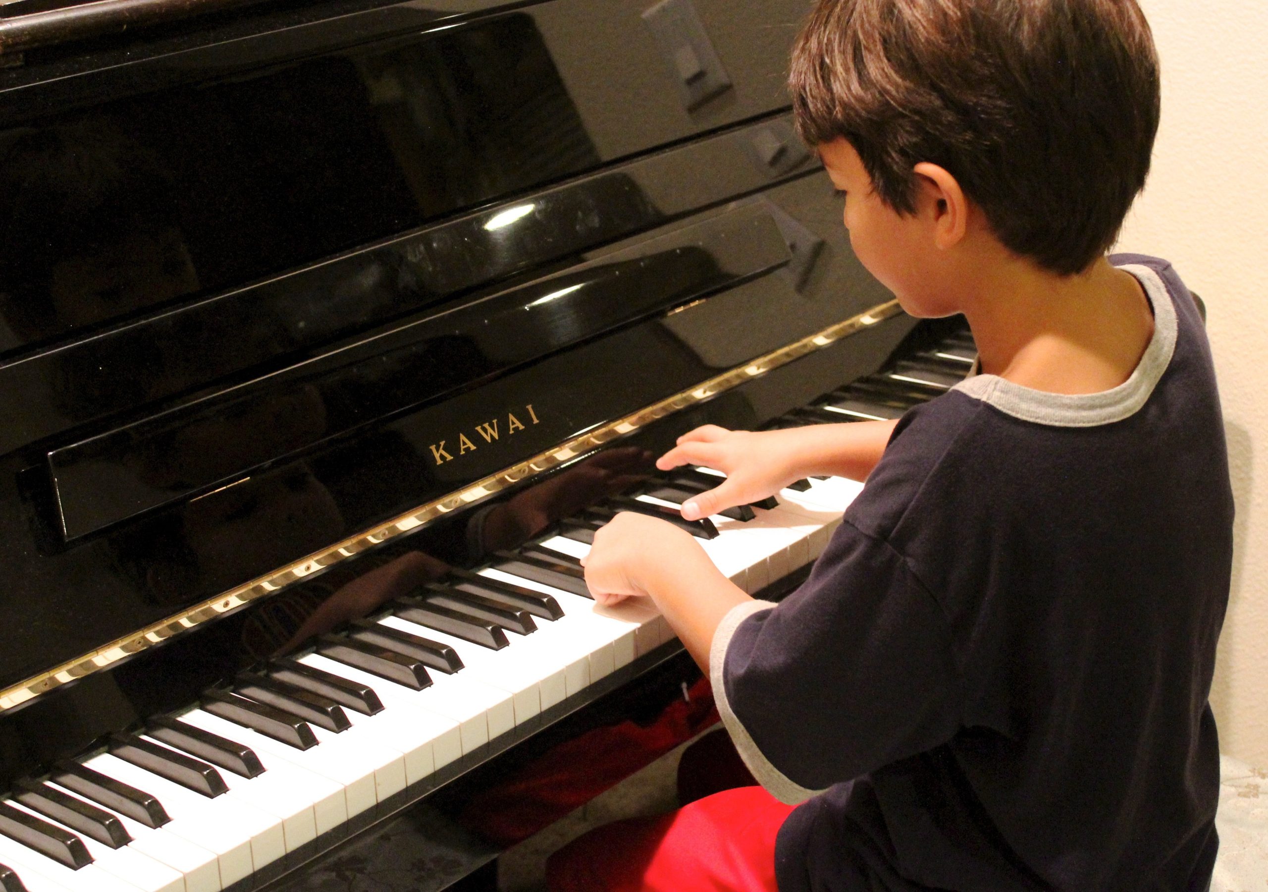 Pourquoi certains enfants continuent-ils le piano pendant dix ans ?